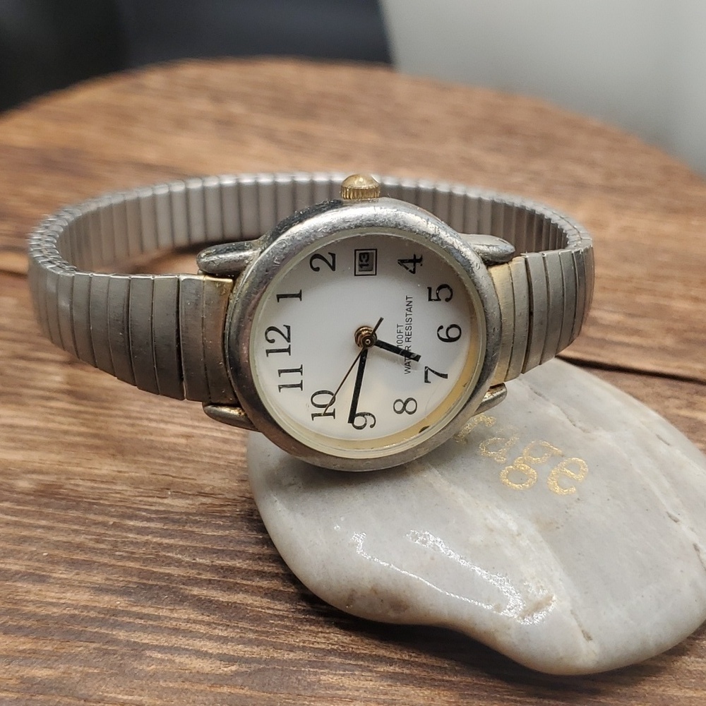 B0639 antique collectible watch needs batteries collectors look!